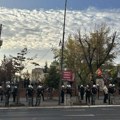 Protivnici Prajda ispred Vaznesenjske crkve, oko crkve jake policijske snage