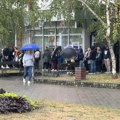 Gužve i dalje u Kragujevcu za 6.000: Građani u redovima i po kiši (VIDEO)