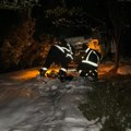 Teška nezgoda kod Novog Pazara: Vozilo sletjelo s puta i zapalilo se, vatrogasci izvlačili povrijeđene