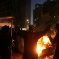 (Foto) Sedmi dan protesta u Albaniji: Demonstranti upali u Apelacioni sud, policija upotrebila suzavac
