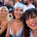 (Video) Ceca na tribinama sa ćerkom i sestrom: Muzička zvezda gleda utakmicu iz prvih redova, poručuje: "Hej, zašto nas…