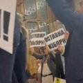Deo opozicije ponovo pravi haos u skupšini! Posle republičkog parlamenta, sramne scene i u gradskom! (video)