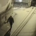 Sa nožem u ruci se šeta ulicama: Ovo je muškarac zbog kojeg je ceo Novi Pazar u panici: Potraga za njim i dalje u toku…