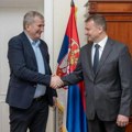 Ministar Cvetković na sastanku sa Đokovićem- Prijateljski razgovor o biznisu i vinu, ministru na poklon potpisana loptica…