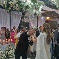 (Video) Balerine, tamburaši i bela dekoracija: Sofrina žena promenila venčanicu, a za prvi ples su odabrali ovu Čolinu…