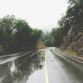 Стање на путевима: Мокри коловози, смањена видљивост