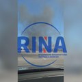 Buktinja na auto-putu kod Inđije: Zapalio se beli Mercedes, svi putnici odmah istrčali napolje (FOTO)(VIDEO)