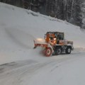 Zavejana najkritičnija deonica u Srbiji, visoki snežni nanosi preko Odvraćenice: Teška mehanizacija na terenu, putevi prvog…