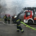 Eksplozija u Zemun Polju, pa ogromna buktinja: Vatra guta objekat, veliki broj vatrogasaca na terenu FOTO