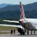 Jeziva tragedija u Italiji: Muškarca (35) usisao motor aviona: Policija istražuje da li je reč o samoubistvu (video)