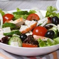 Grčka salata s piletinom: Savršen letnji ručak gotov za tren