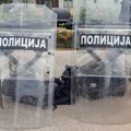 Nova.rs objavila snimak tuče ispred Marakane koji MUP „krije”: Policajci beže, padaju jedni preko drugih, navijači ih tuku…