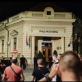 Veliki broj Leskovčana na večerašnjem protestu – ispred gradske kuće skandiraju: Mesko odlazi!