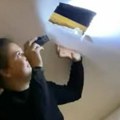 Došli su kući i čuli neobičnu buku: Kad su skinuli deo plafona, dočekalo ih je čudovišno iznenađenje