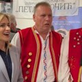 “Milice moja, srce iz grudi”: Pogledajte, ministarka Stamenkovski zapevala na Zboru Krajišnika u Kovilovu (video)