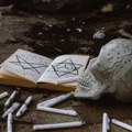 Skidali kletve, pa zaradili 600.000 dolara Uhapšene dve osobe zbog prevare žrtava proricanjem sudbine! Evo kako su izgledale…