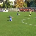 Fudbaleri Dubočice pre početka utakmice sa Kabelom seli na travu posle prvog sudijskog zvižduka zbog neizmirenih zarada