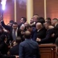 Tuča i haos u parlamentu Albanije, korišćene baklje! Opozicija se sukobila sa obzebeđenjem (video, foto)