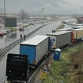 Гранични прелази и данас у блокади за теретни саобраћај