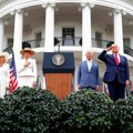 Kralj Čarls i Tramp razmenili poklone: Kraljica Kamila poklonila vredan dar Melaniji