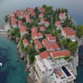 Kultno jadransko letovalište otvara se posle pet godina, cene šokantne: dve ležaljke i suncobran 240, noćenje 2.000 evra