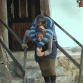 (Foto) Olga (85) je punih 60 godina na leđima nosila svog bolesnog sina, do poslednjeg trenutka: "Peđo se najviše plašio da ću…