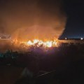 Za sada pod nerazjašnjenim okolnostima izgoreli magacini kod Glavne železničke stanice u Zrenjaninu [FOTO] Noćni požar u…