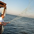 Ribar nadomak Budve ulovio malu ajkulu: Ono što je uradio s njom izazvalo lavinu reakcija