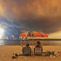 Suncobran, ležaljke i pakao u pozadini; Fotografija iz Francuske obišla svet FOTO