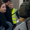 Živi u stanu od 500.000€, nosi Šanel, a leti low-cost kompanijom: Pevačicu smo snimili bez šminke i glamura