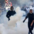 U Tirani se ne smiruje: Sukob ispred Ministarstva prosvete, zapaljeni kontejneri, reagovala policija