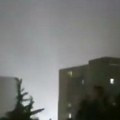 Grom udario u kuću u Mostaru! Ulice poplavljene, drveća iščupana: Na snazi narandžasti meteoalarm (video)