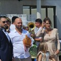(Foto) ludilo na svadbi u brestaču: Majka Branka blista u uskoj haljini, a Darko Lazić se veseli sa bratom: Svi detalji…