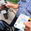 Kada je video 20 evra, odmah zaboravio na kaznu: Turisti snimili policajca kako uzima mito - "Nabadao" engleski, pa popustio