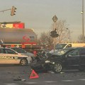 Automobil smrskan, stvaraju se ogromne gužve: Teška saobraćajna nesreća u Novom Sadu