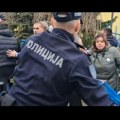 Haos ispred Centra za socijalni rad u Novom Sadu: Grupa građana koja daje podršku majci oduzete dece, posle guranja sa…