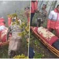 Погледајте снимак евакуације тела настрадалих у паду иранског хеликоптера: Спациоци извлаче погинуле из дубоке шуме (видео)