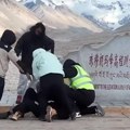 Makljaža na najvišem vrhu sveta! Planinari se potukli zbog bizarnog razloga: Kamera zabeležila trenutke incidenta (video)