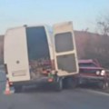 Strašna saobraćajka kod batočine Sudarila se tri vozila, prizor je jeziv: Jedan automobil smrskan (video)