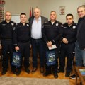 Nagrađeni policajci heroji iz velikog gradišta Izneli čoveka iz zapaljene kuće i spasli ga sigurne smrti