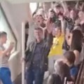 Dobrica održao poslednji čas pred penziju, a u holu ga sačekao šok: Ono što drži u ruci mnogima zapalo za oko (video)