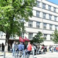 (Foto): Profesori i đaci se okupili ispred Pete beogradske gimnazije: Tvrde da dvema profesorkama nije produžen ugovor nakon…