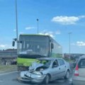 Automobil zgužvan kao limenka: Sudar autobusa i putničkog vozila kod Šimanovaca