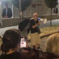 Akademik u Srbobranu pretučen u prostorijama SNS posle protesta: „Šutirali me nogama i udarali rukama, videli su bedž sa…