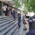 FOTO i VIDEO: Policija intervenisala i izgurala Novosađane sa ulaza u sud, uhapšen student PMF-a
