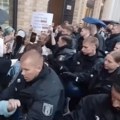 Brutalan snimak iz Berlina Policija pesnicama krvnički udara demonstrante, sve snimljeno kamerom! (video)