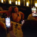 (Foto) prvi put nakon porođaja u javnosti: Aleksandra Prijović zapevala u restoranu u Beogradu, svi je snimaju i pevaju: "Sve…