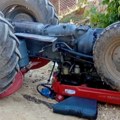 Muškarac povređen u prevrtanju traktora nasred ulice