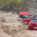 Katastrofalna poplava u budvi Bujica nosi automobile, stanovi poplavljeni, grad je pod vodom (video)