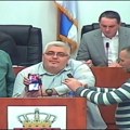 Opozicija u Leskovcu ćutala iz protesta za govornicom, puštali muziku dok su vladajući usvajali tačke